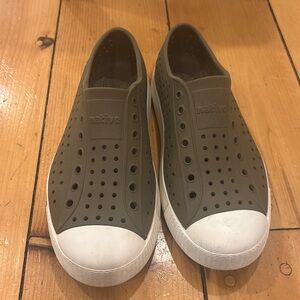 Native Big Kids size 4 fatigue green